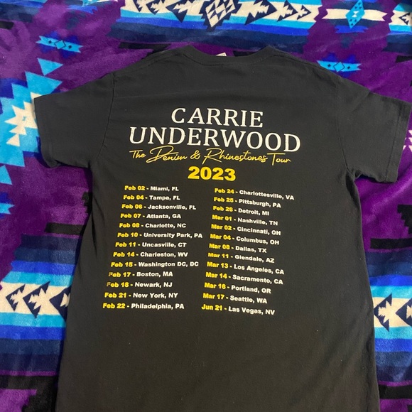 black graphic t from Carrie underwood - Picture 4 of 4